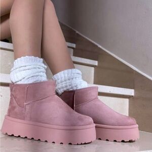 Rouge NWT Adult Suede Round Toe Platform blush pink Booties. Size 9. 🩷🩷